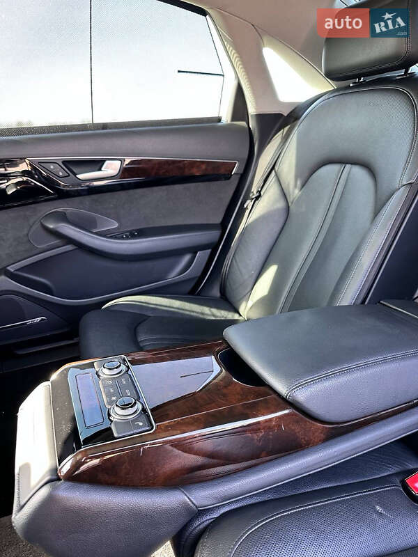 Седан Audi A8 2015 в Львові