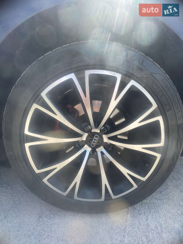 Седан Audi A8 2013 в Бердичеве