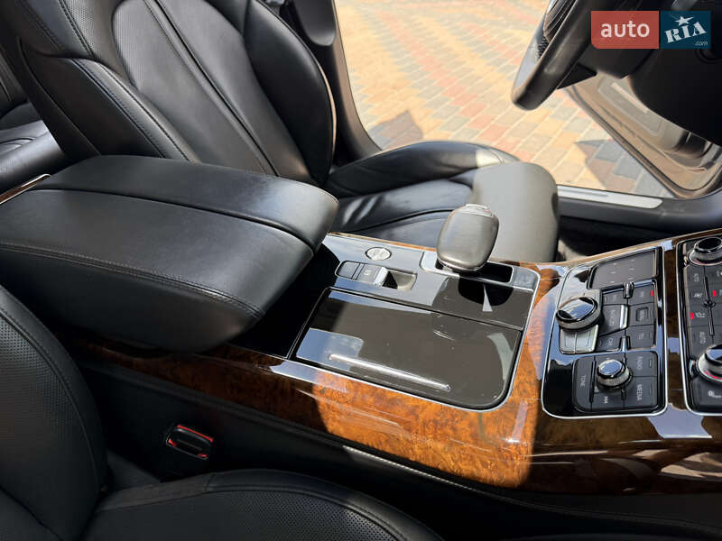 Седан Audi A8 2014 в Звягеле