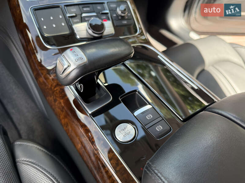Седан Audi A8 2014 в Звягеле