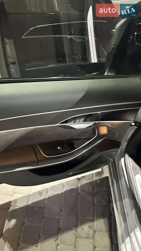 Седан Audi A8 2018 в Мукачевому