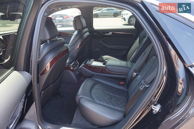 Седан Audi A8 2013 в Одесі