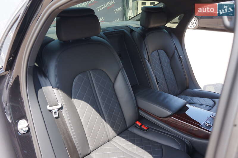 Седан Audi A8 2013 в Одесі