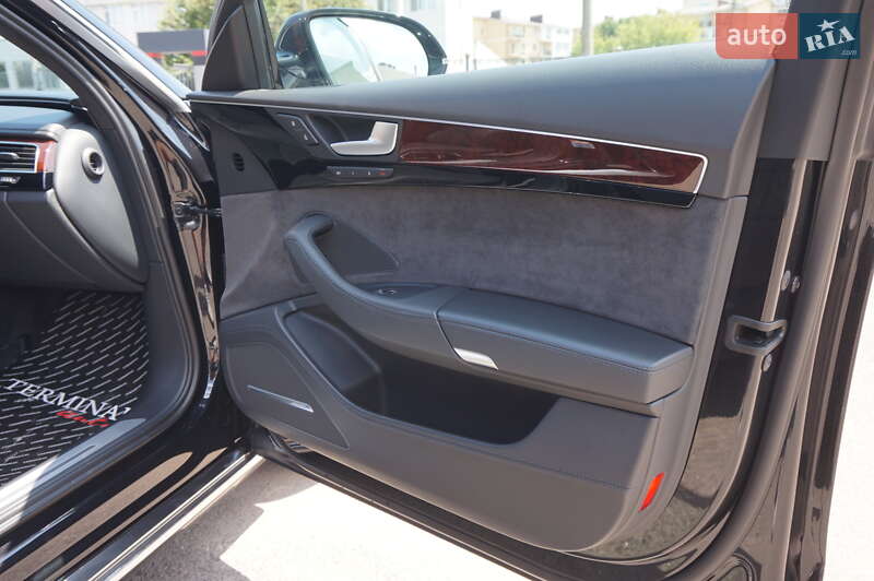 Седан Audi A8 2013 в Одесі