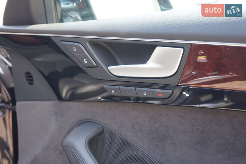 Седан Audi A8 2013 в Одесі