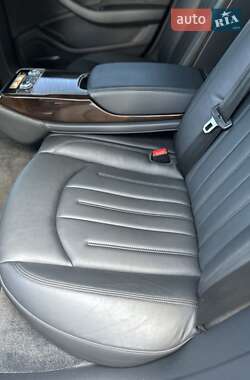 Седан Audi A8 2017 в 