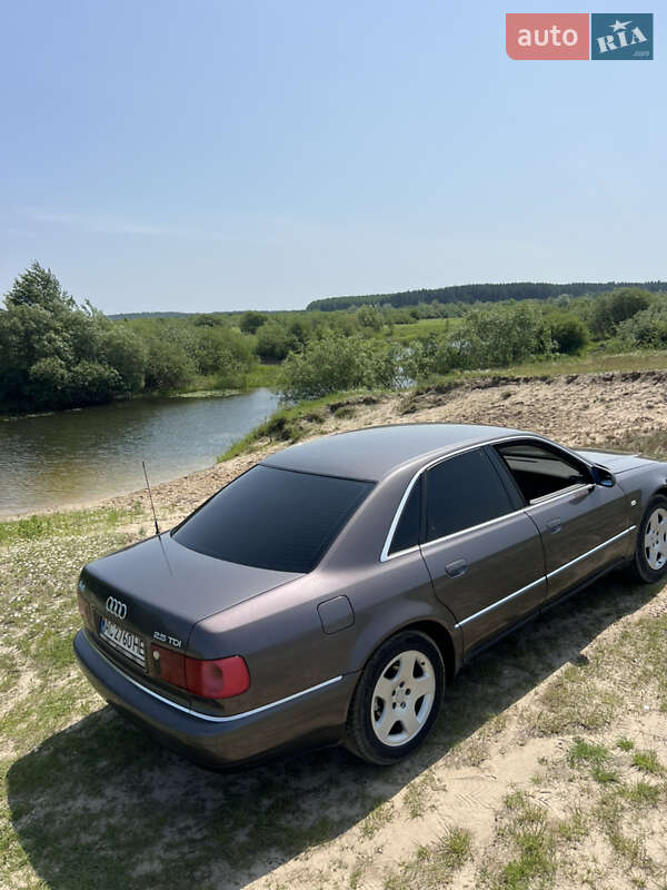 Седан Audi A8 2000 в Сарнах