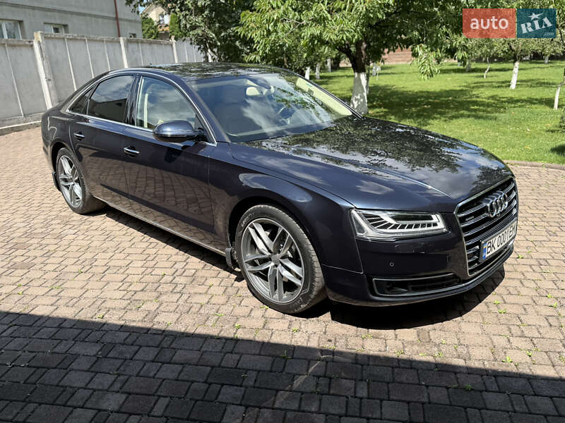 Седан Audi A8 2016 в Дубні