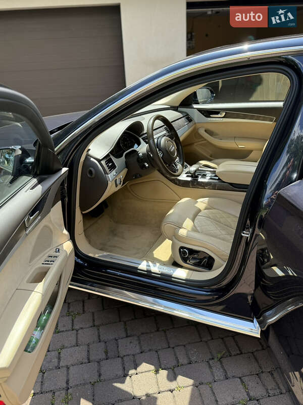 Седан Audi A8 2016 в Дубні