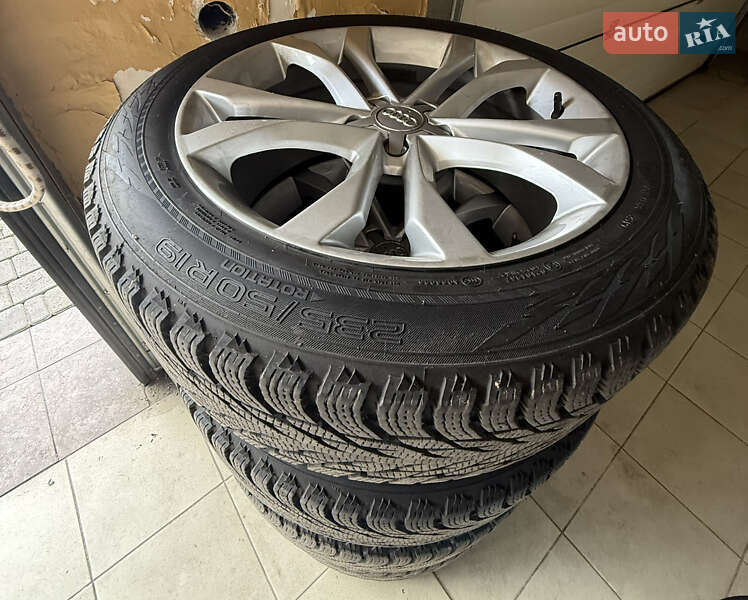 Седан Audi A8 2016 в Дубні