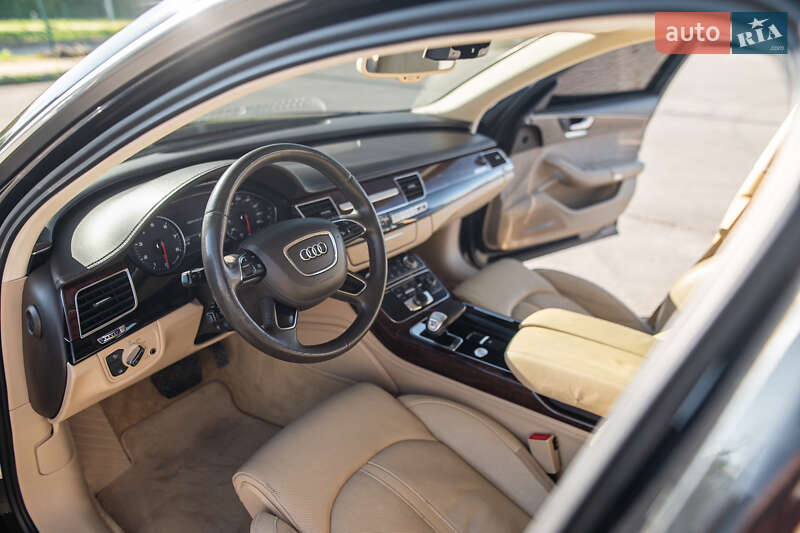 Седан Audi A8 2013 в Львове