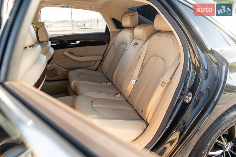 Седан Audi A8 2013 в Львове