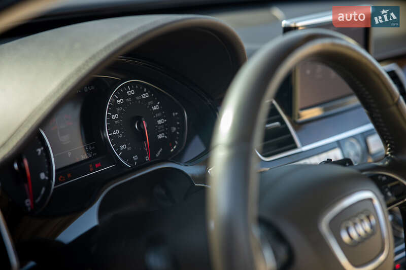 Седан Audi A8 2013 в Львове