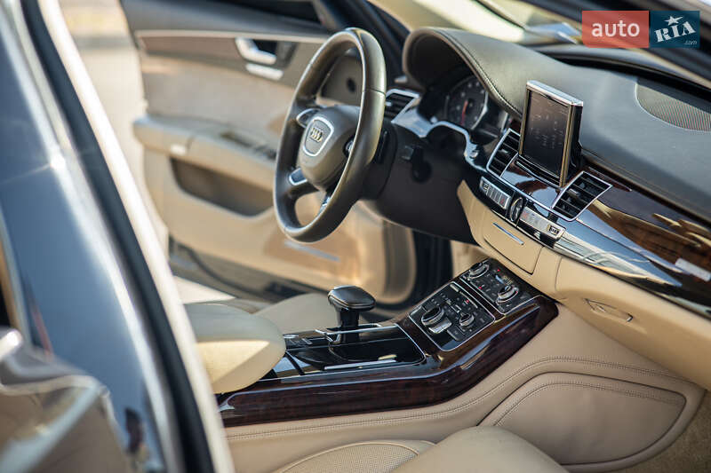 Седан Audi A8 2013 в Львове