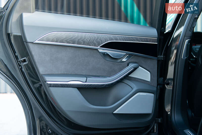 Седан Audi A8 2018 в Мукачево