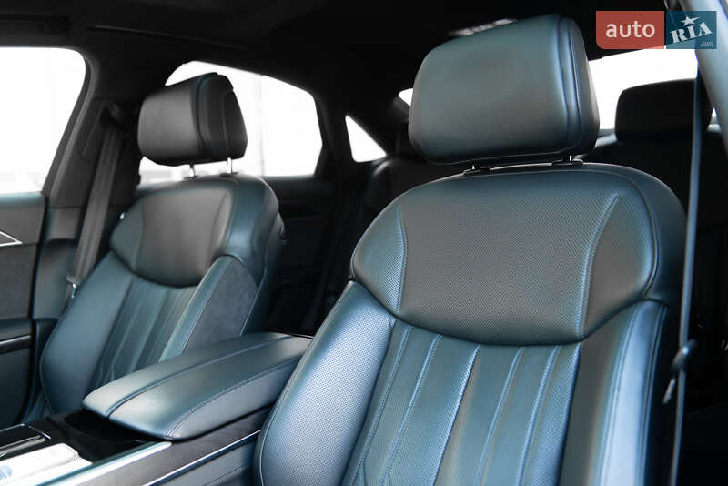 Седан Audi A8 2018 в Мукачево