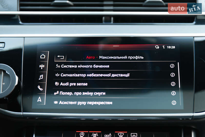 Седан Audi A8 2018 в Мукачево