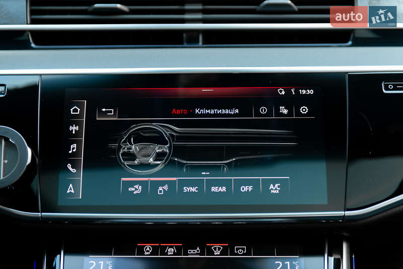 Седан Audi A8 2018 в Мукачево