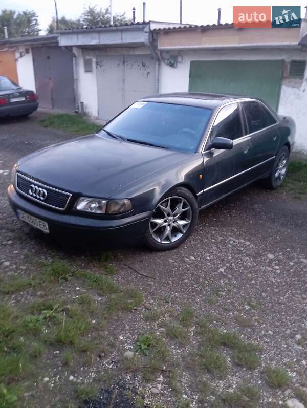 Седан Audi A8 1996 в Бурштыне
