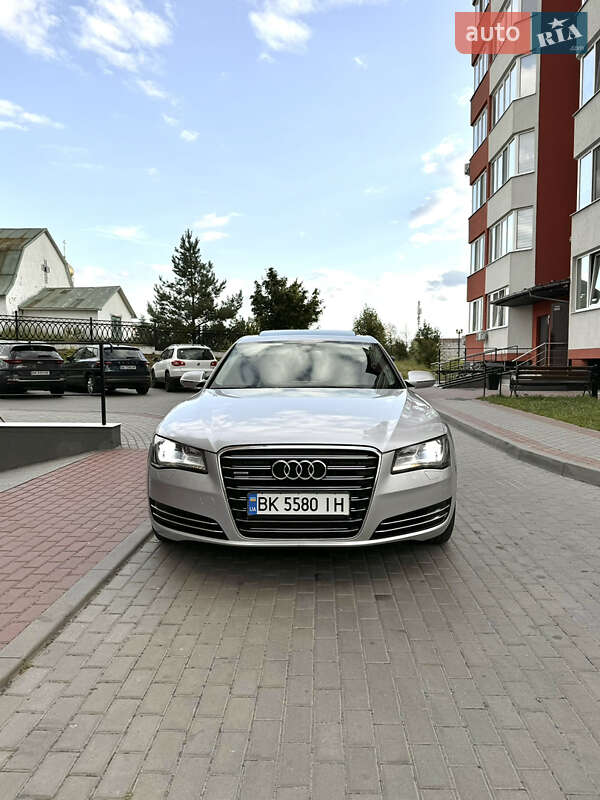 Седан Audi A8 2012 в Вараше