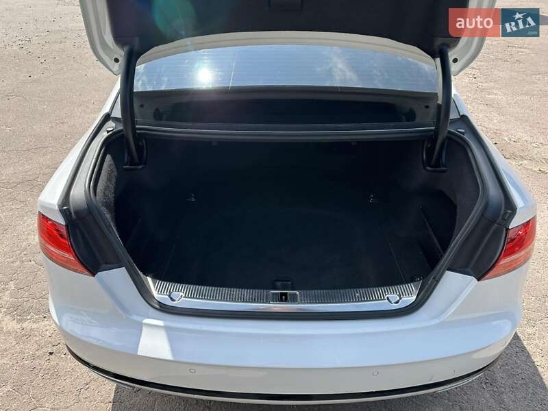 Седан Audi A8 2015 в Чернигове