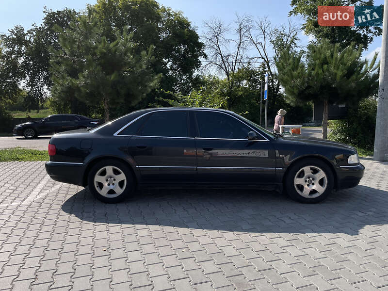 Седан Audi A8 2000 в Горе