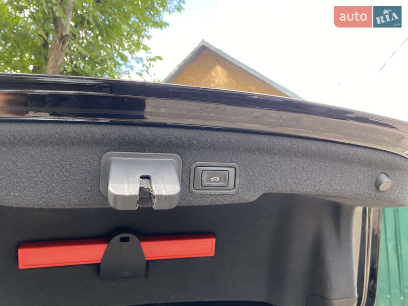 Седан Audi A8 2015 в Краматорске