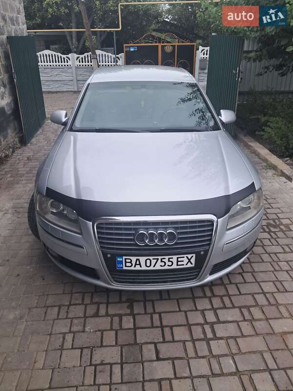 Седан Audi A8 2004 в Первомайске