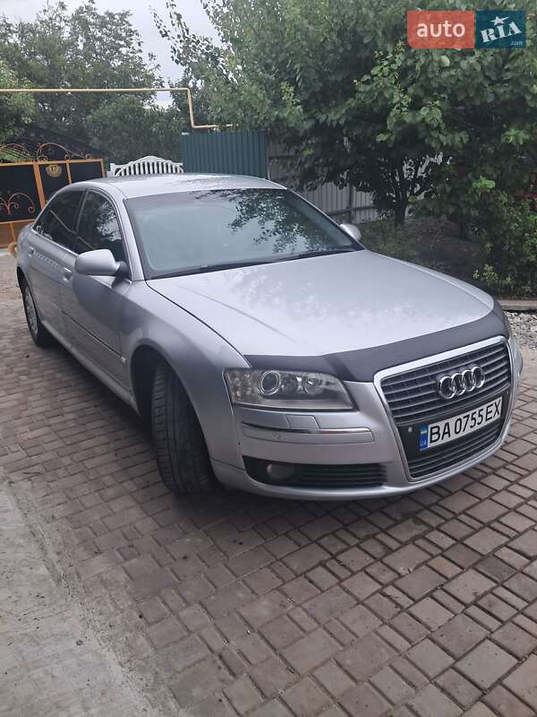 Седан Audi A8 2004 в Первомайске