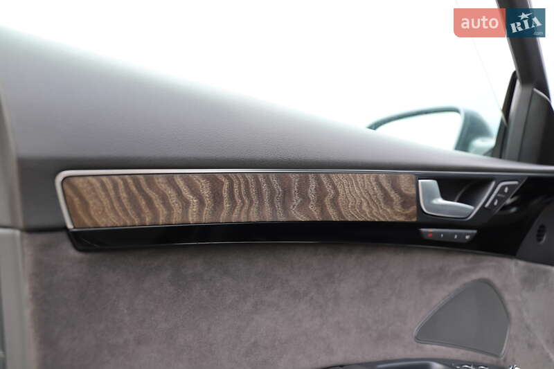 Седан Audi A8 2015 в Дрогобичі