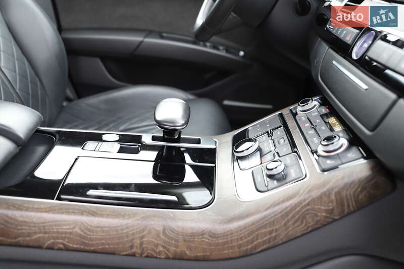 Седан Audi A8 2015 в Дрогобичі