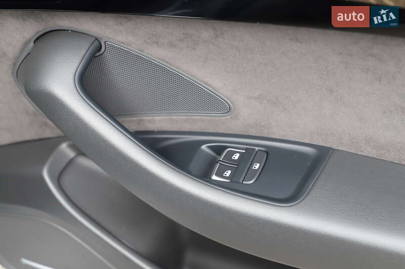 Седан Audi A8 2015 в Дрогобичі