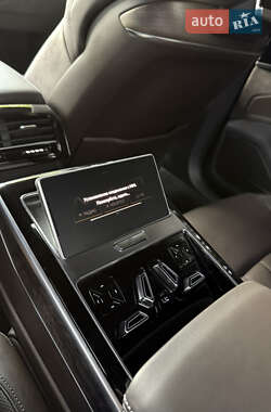 Седан Audi A8 2017 в 