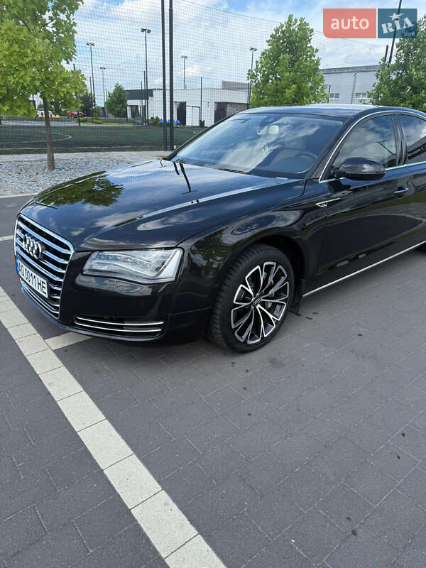 Седан Audi A8 2012 в Мукачевому