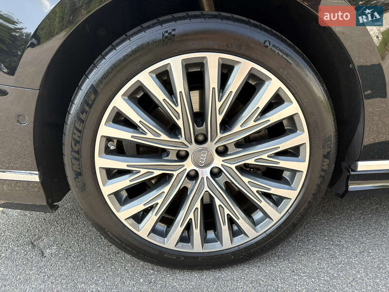 Седан Audi A8 2022 в Киеве