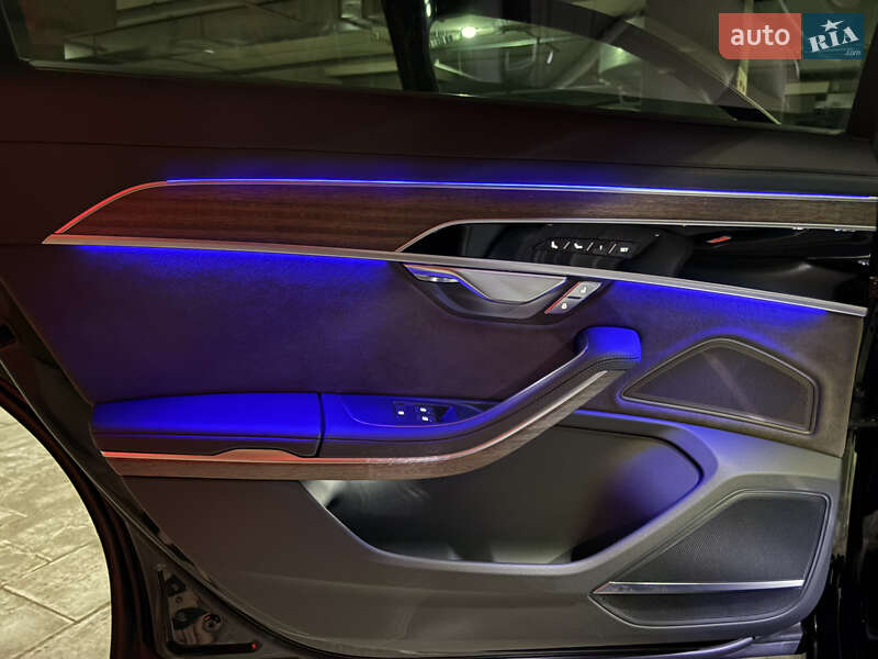 Седан Audi A8 2022 в Киеве