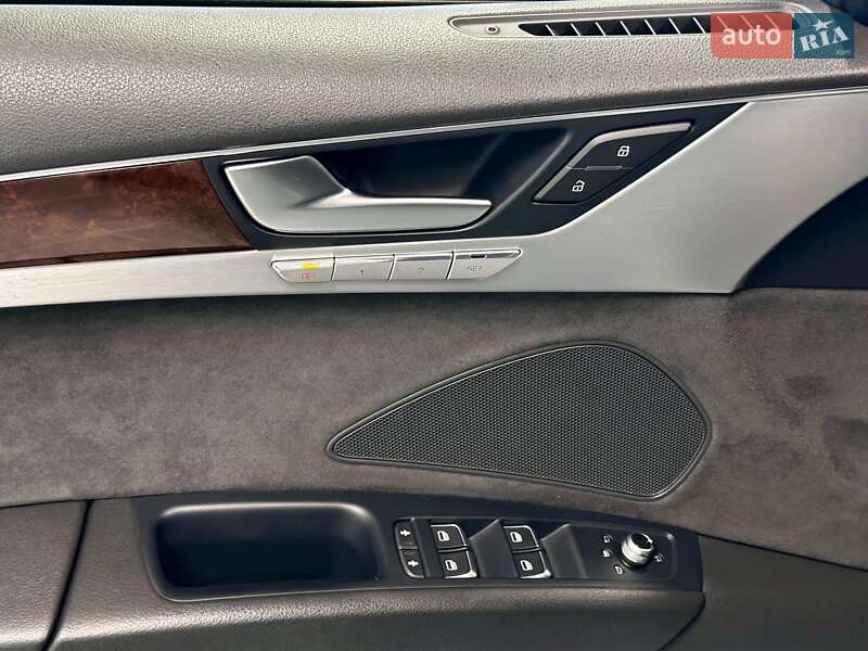 Седан Audi A8 2013 в Львові