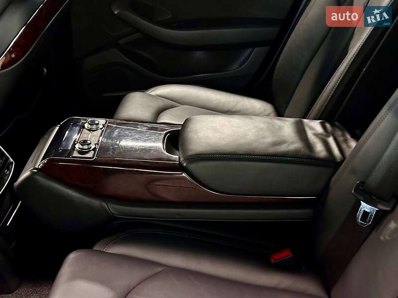 Седан Audi A8 2013 в Львові