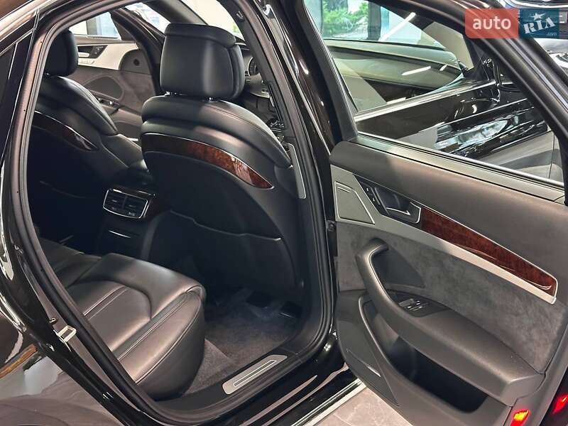 Седан Audi A8 2013 в Львові