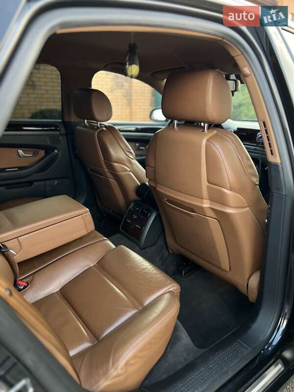Седан Audi A8 2004 в Березному