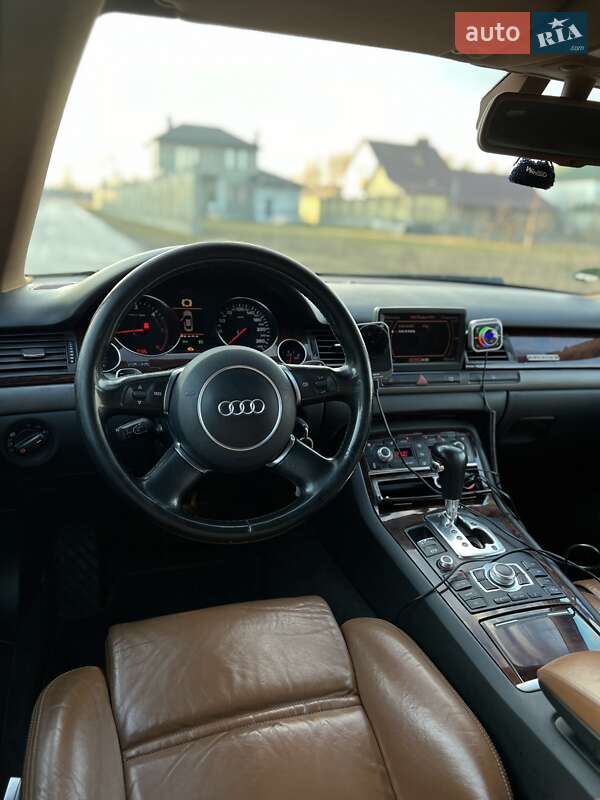 Седан Audi A8 2004 в Березному