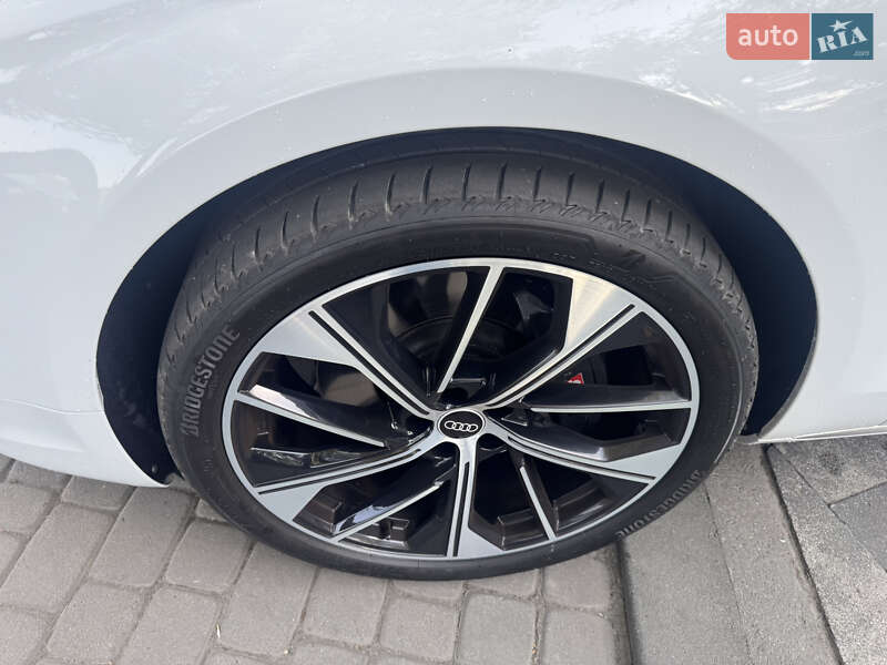 Седан Audi A8 2014 в Львове