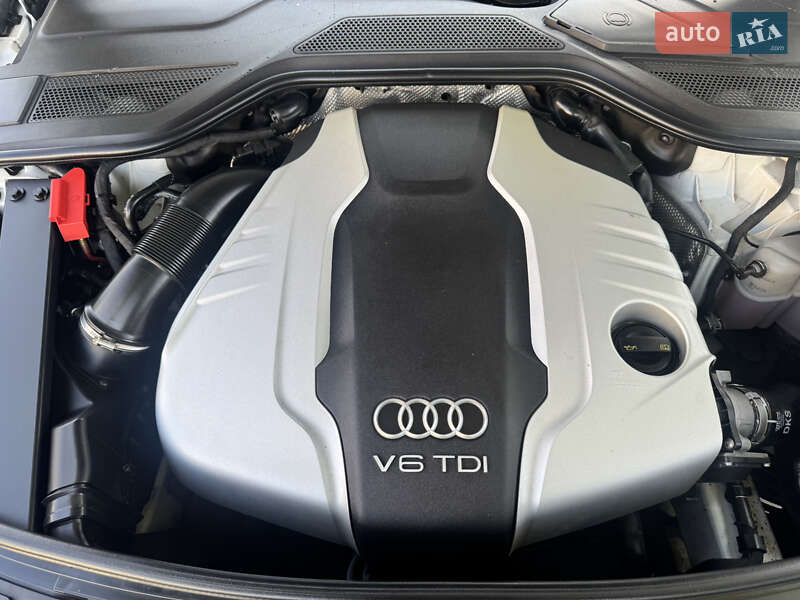 Седан Audi A8 2014 в Львове