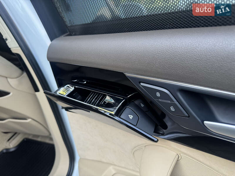 Седан Audi A8 2014 в Львове