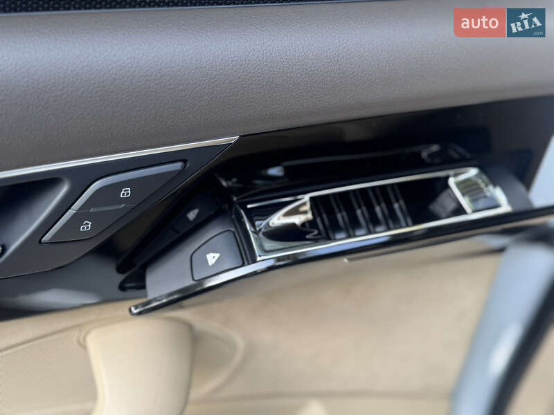 Седан Audi A8 2014 в Львове