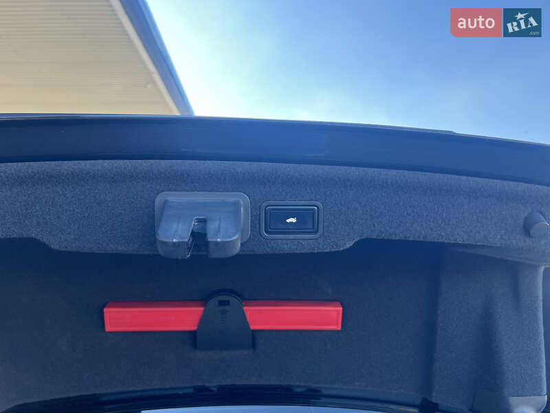 Седан Audi A8 2013 в Запоріжжі