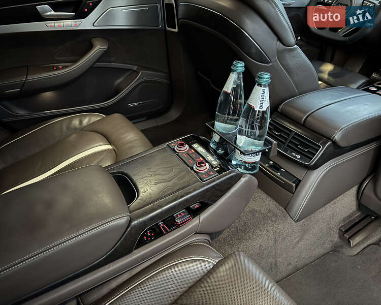 Седан Audi A8 2012 в Києві