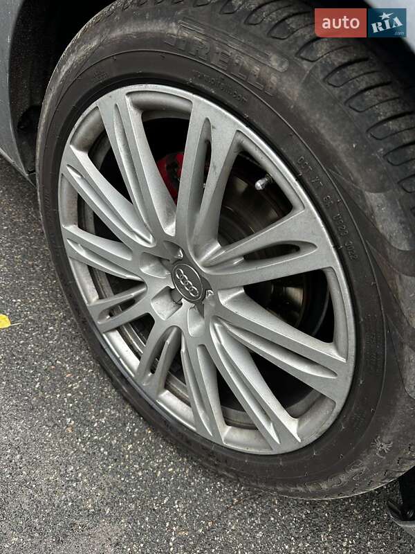 Седан Audi A8 2012 в Киеве