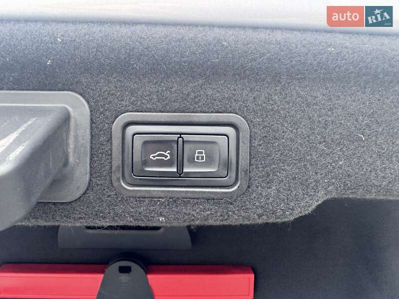 Седан Audi A8 2016 в Вишневом