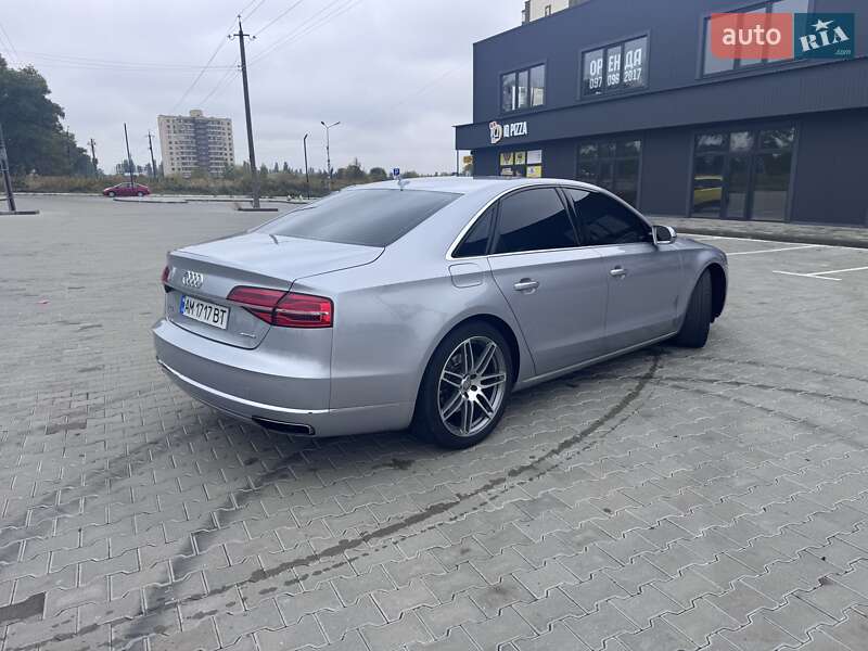 Седан Audi A8 2016 в Вишневом